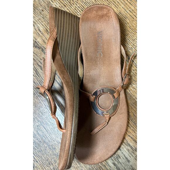 Vionic Orchid Toe Post Wedge Sandal in Sable Brown Sz 9 EU 41  Gold Accent Ring - Picture 4 of 9